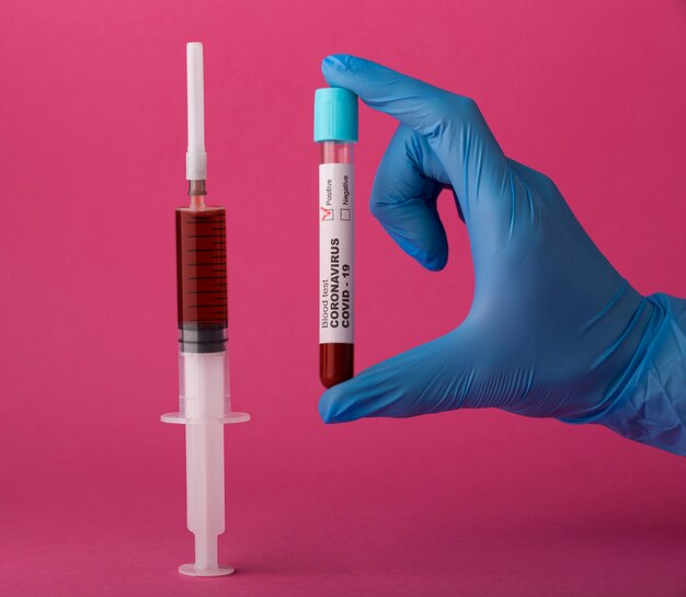 Ассортимент вакцины против коронавируса на розовом