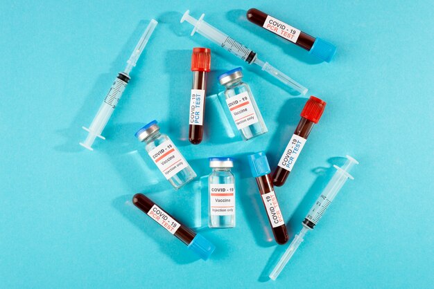 コロナウイルスワクチンバイアルとテストの上面図