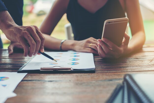 Exploring the Pros and Cons of Mobile Phones