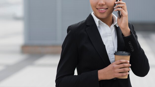 電話で話している企業の女性