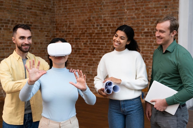 Foto gratuita lavoratori aziendali che fanno brainstorming insieme