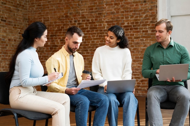 Lavoratori aziendali che fanno brainstorming insieme