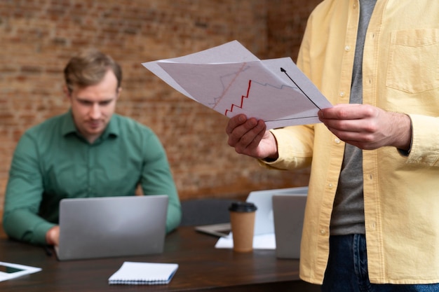 Foto gratuita lavoratori aziendali che fanno brainstorming insieme