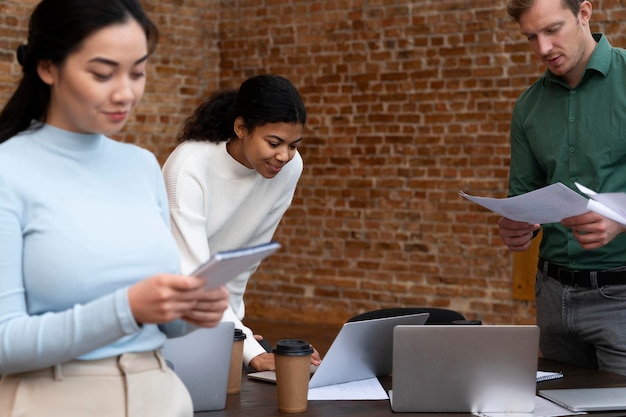 Lavoratori aziendali che fanno brainstorming insieme