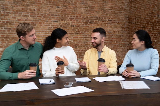 Lavoratori aziendali che fanno brainstorming insieme