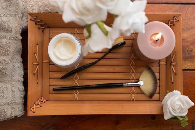 Free photo cosmetic brushes on tray