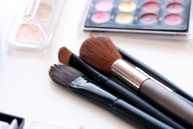 Cosmetic brushes with powder