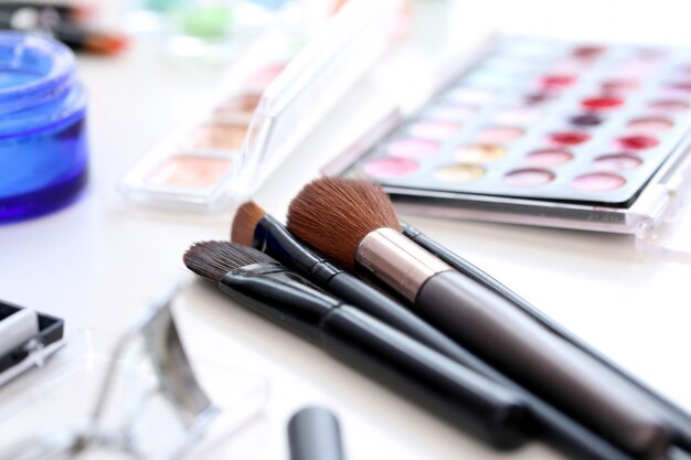 Cosmetic brushes with powder