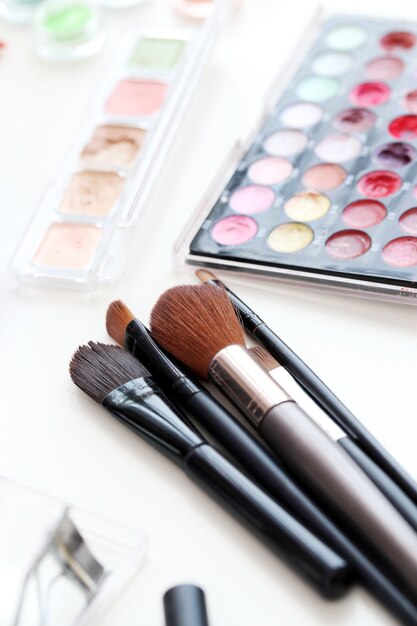 Cosmetic brushes with powder
