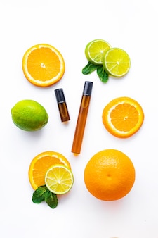 化粧品​ローラー​オイル​と​柑橘系​の​果物​化粧品​の​手順​健康な​肌​スキン​ケア