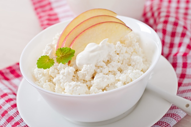 Cottage cheese with apples and sour cream for breakfast