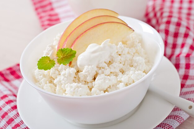 Cottage cheese with apples and sour cream for breakfast