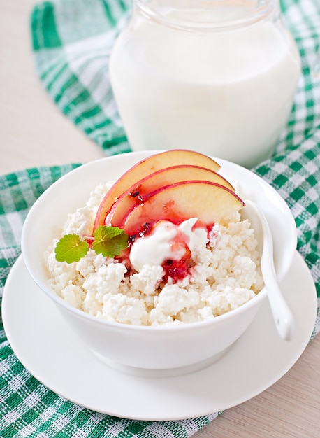 Ricotta con mele e panna acida per la colazione