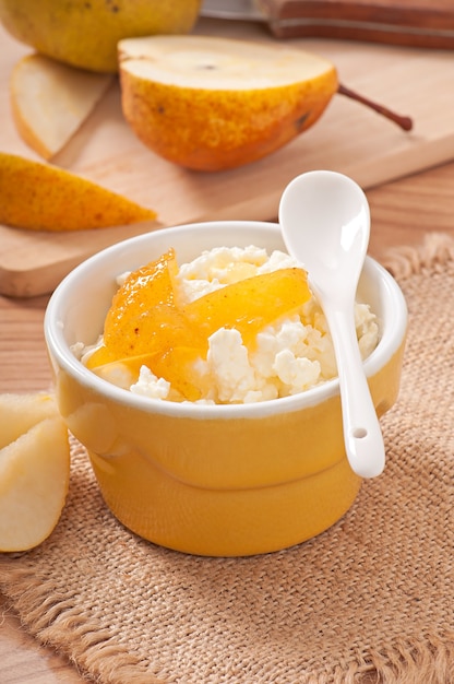 Free photo cottage cheese with pear jam in a bowl