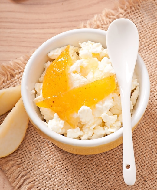 Free photo cottage cheese with pear jam in a bowl