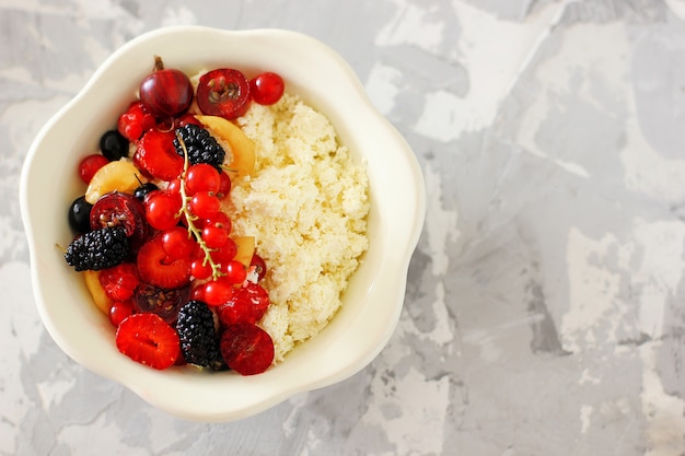 Free photo cottage cheese with summer berries