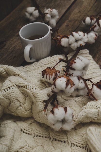 Free photo cotton flowers on wooden table