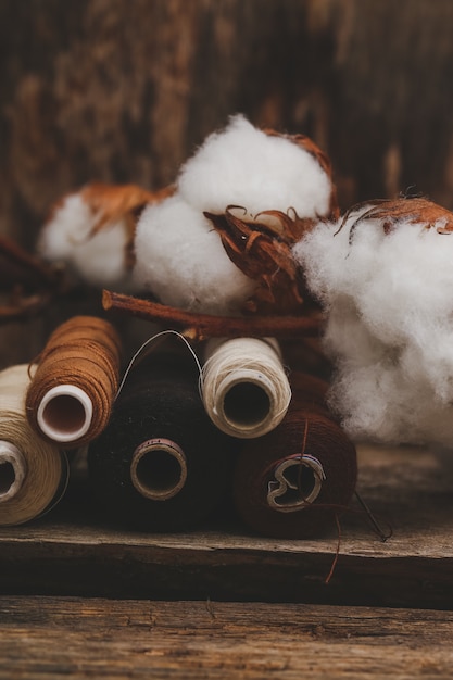 Free photo cotton flowers on wooden table