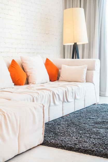 Кушетка с белыми и оранжевыми подушками