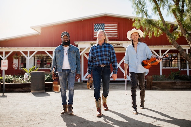 Banda di musica country che canta all'aperto