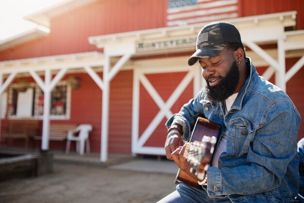 Country music interpret singing outdoors