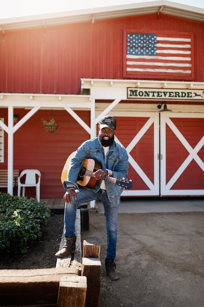 Country music interpret singing outdoors