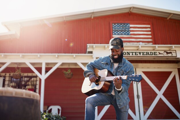 Country music interpret singing outdoors