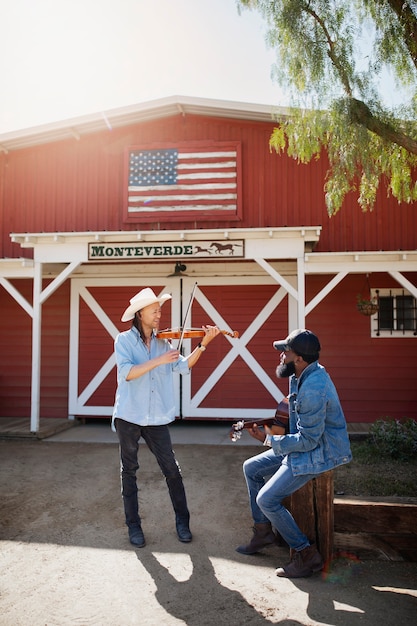 Foto gratuita la musica country interpreta il canto all'aperto