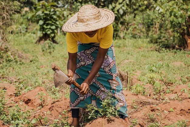 Donna di campagna che lavora il campo