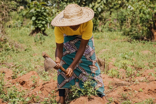 Сельская женщина, работающая в поле
