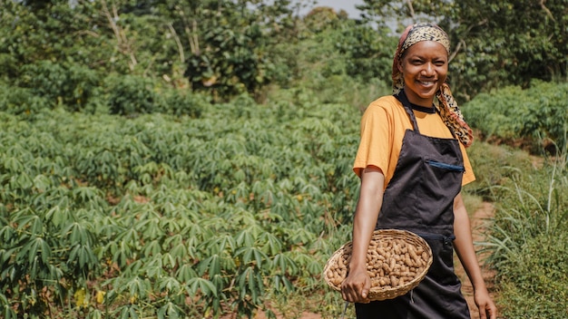 Foto gratuita lavoratore di campagna nel campo