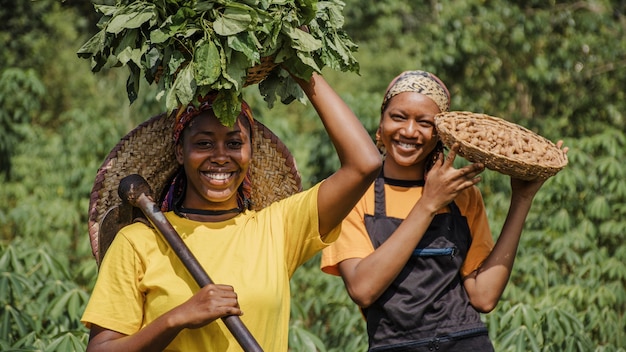 Foto gratuita lavoratori di campagna sul campo