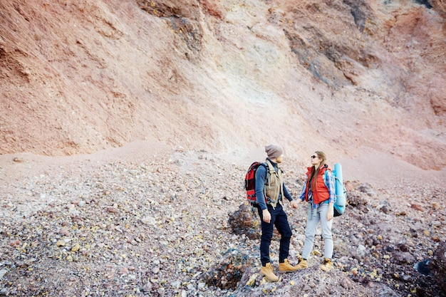 Free photo couple against rocky mountain