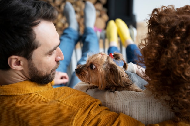 カップルと犬がヒーターでウォーミングアップ