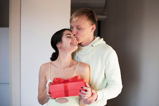 무료 사진 집에서 선물 상자로 발렌타인 데이를 축하하는 커플