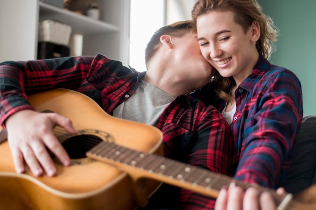 無料写真 自宅でカップルがギターを弾く