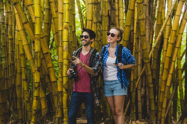 Foto gratuita coppia in foresta di bambù