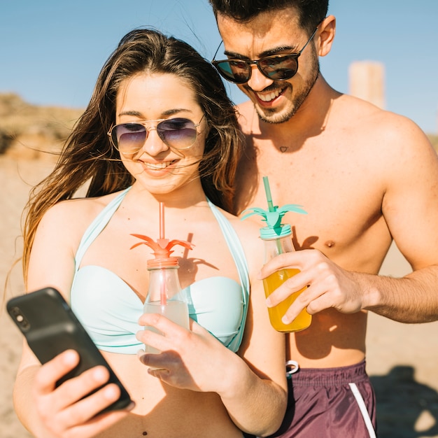 Foto gratuita coppia in spiaggia