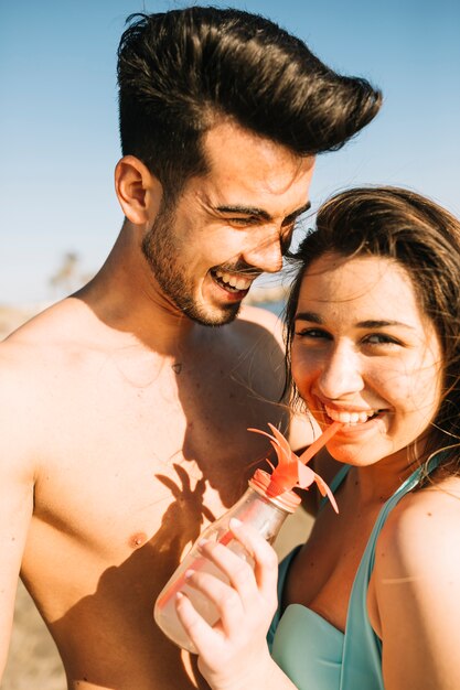 Foto gratuita coppia in spiaggia