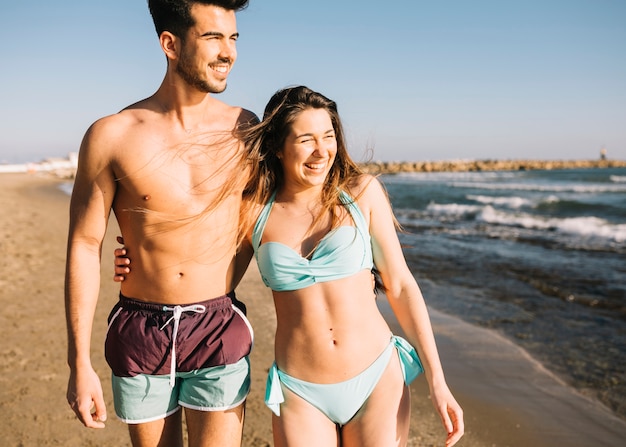 Foto gratuita coppia in spiaggia