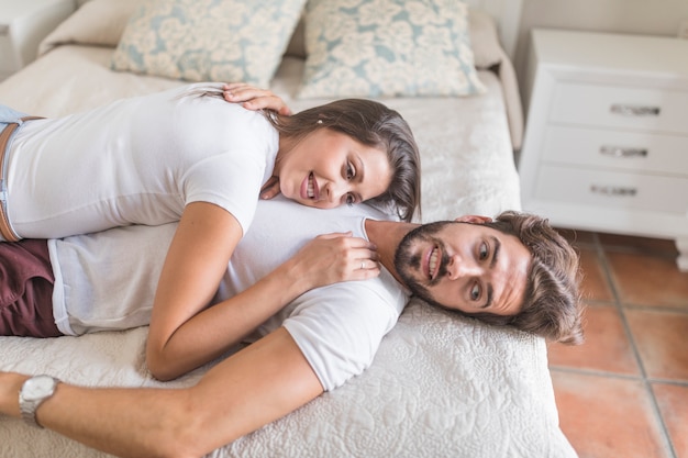 Foto gratuita coppia sul letto guardando lontano