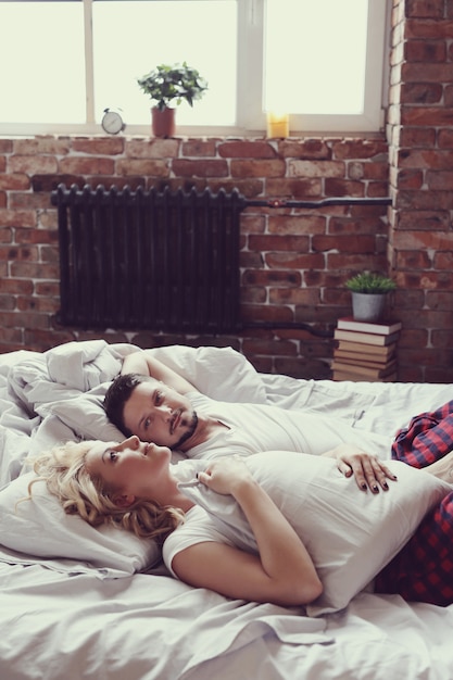 Free photo couple in bed