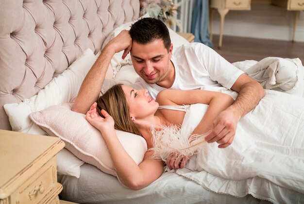 Пара романтичная в постели с пером