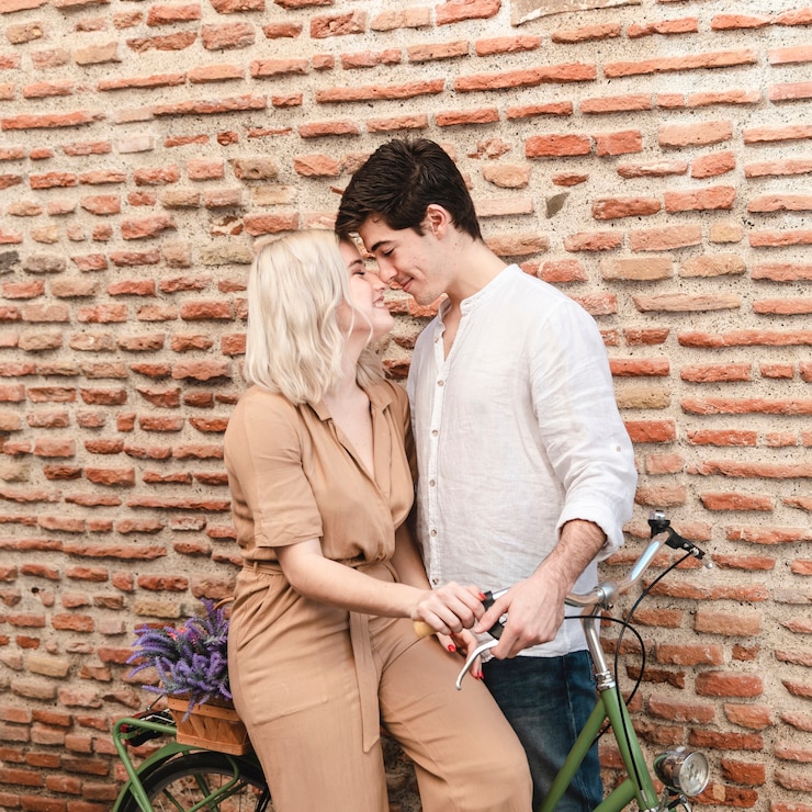 無料Photo キスを傾いている間ポーズの自転車をカップルします。