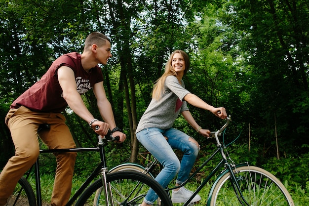 자전거에 커플. 야외에서 자전거 젊은 행복 한 커플.