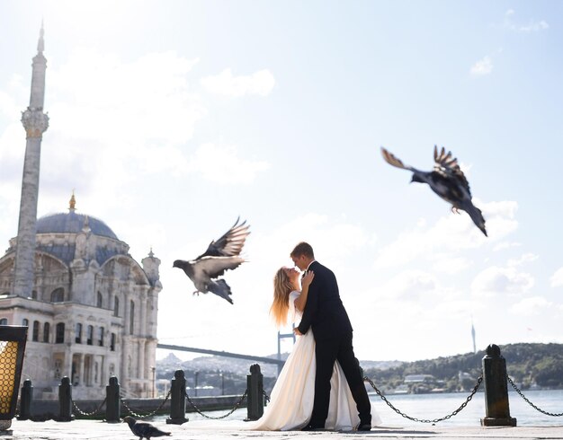 이스탄불에서 도시와 바다 배경에 서 있는 신부 커플