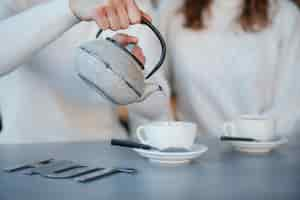 Free photo couple in a cafe