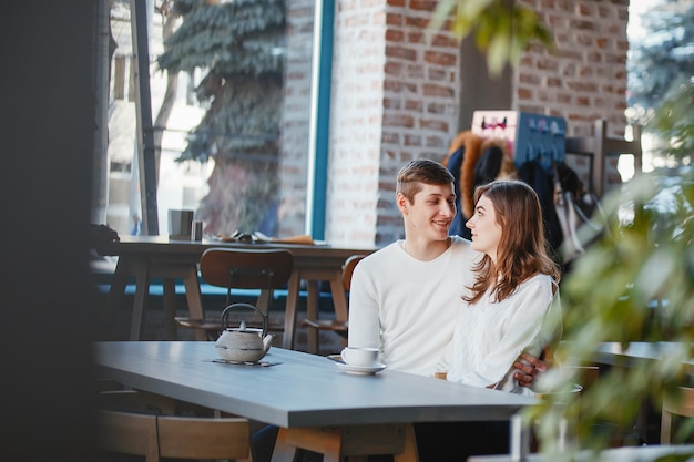 Free photo couple in a cafe