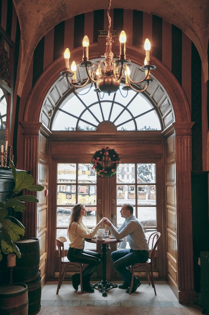 Free photo couple in cafe