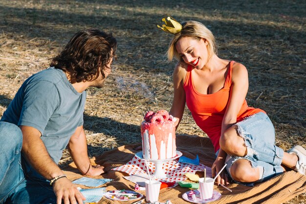 Пара празднует день рождения на пикнике